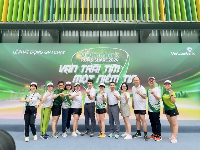 Đại diện Ban lãnh đạo Vietcombank cùng các đại biểu và VĐV chụp hình tại lễ phát động, thể hiện tinh thần quyết tâm chinh phục các cự ly của giải chạy “Vietcombank Run &amp; Share: Vạn trái tim - Một niềm tin”