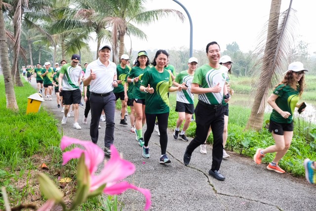 Vận động viên xuất phát và tham gia giải chạy trực tuyến “Vietcombank Run &amp; Share: Vạn trái tim - Một niềm tin”