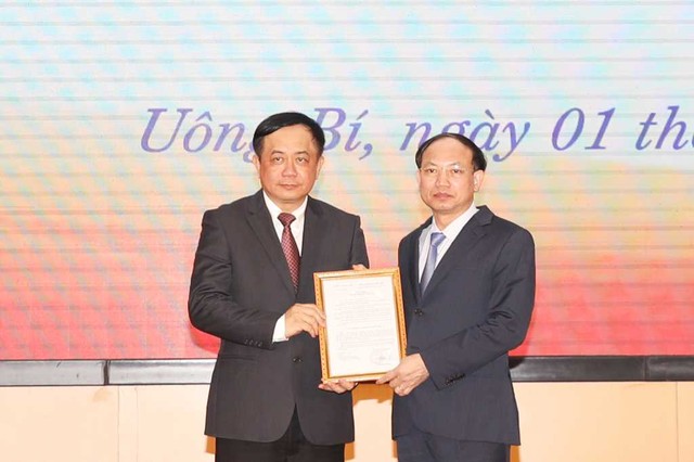 Ông Nguyễn Xuân Ký, Bí thư Tỉnh ủy Quảng Ninh trao quyết định điều động, phân công ông Mai Vũ Tuấn giữ chức vụ Bí thư Thành uỷ Uông Bí khóa XX, nhiệm kỳ 2020-2025. Nguồn: Quảng Ninh Portal.
