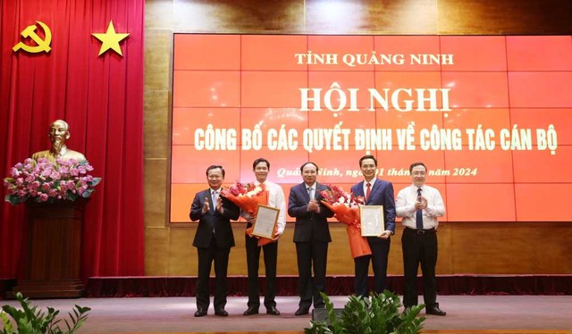 Ông Nguyễn Xuân Ký, Bí thư Tỉnh ủy Quảng Ninh; ông Cao Tường Huy, Chủ tịch UBND tỉnh Quảng Ninh; ông Đặng Xuân Phương, Phó Bí thư Tỉnh ủy Quảng Ninh trao quyết định và chúc mừng ông Nguyễn Mạnh Cường, Giám đốc Sở Khoa học và Công nghệ; ông Hồ Văn Vịnh, Giám đốc Sở Ngoại vụ. Nguồn: Quảng Ninh Portal.