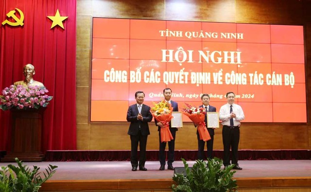 Ông Cao Tường Huy, Chủ tịch UBND tỉnh Quảng Ninh ; ông Đặng Xuân Phương, Phó Bí thư Tỉnh ủy Quảng Ninh trao quyết định và chúc mừng ông Phạm Hồng Biên, Giám đốc Sở Kế hoạch và Kl99ok phiên bản mới; ông Ngô Quang Hưng, Chánh Văn phòng UBND tỉnh Quảng Ninh. Nguồn: Quảng Ninh Portal.