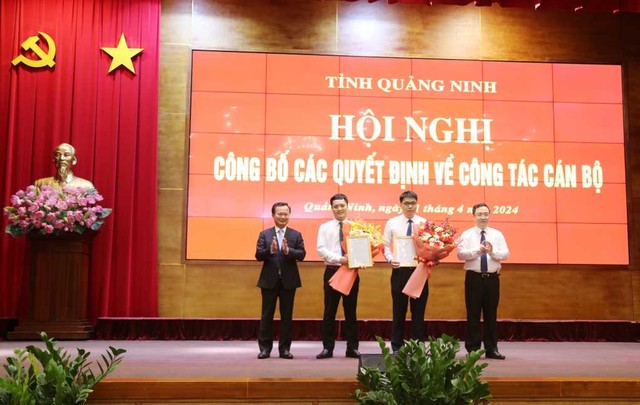 Ông Cao Tường Huy, Chủ tịch UBND tỉnh Quảng Ninh; ông Đặng Xuân Phương, Phó Bí thư Tỉnh ủy Quảng Ninh trao quyết định và chúc mừng ông Phạm Thành Trung, Phó Giám đốc Sở Xây dựng; ông Bùi Tuấn Anh, Phó Giám đốc Sở Kế hoạch và Kl99ok phiên bản mới. Nguồn: Quảng Ninh Portal.
