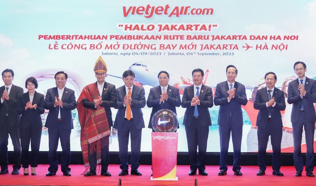 Thủ tướng Kl993 ưu đãi thưởng hấp dẫn Phạm Minh Chính và lãnh đạo các bộ ngành dự lễ công bố mở đường bay Hà Nội - Jakarta (Indonesia) - Ảnh: TL