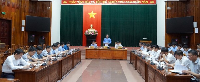 Chủ tịch UBND tỉnh Quảng Bình Trần Thắng và 2 phó chủ tịch chủ trì cuộc họp