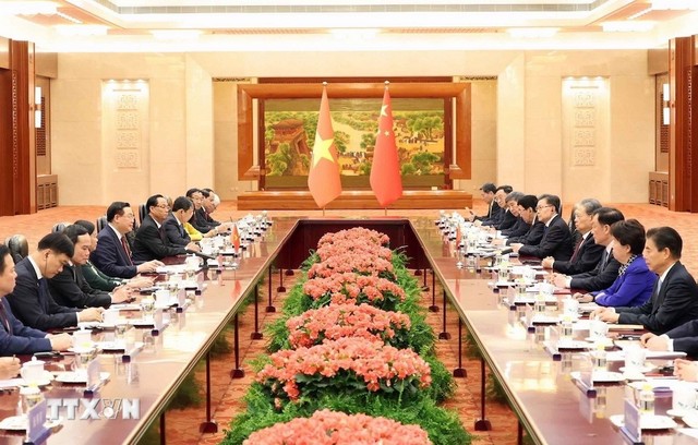 Chủ tịch Quốc hội Vương Đình Huệ hội đàm với Ủy viên trưởng Ủy ban Thường vụ Nhân đại toàn quốc Trung Quốc Triệu Lạc Tế.( Ảnh: TTXVN)