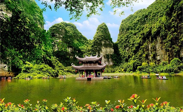 Khu danh thắng Tràng An nổi bật bởi tuyệt cảnh non nước hữu tình, những điểm du lịch tâm linh nổi tiếng, những lễ hội độc đáo.