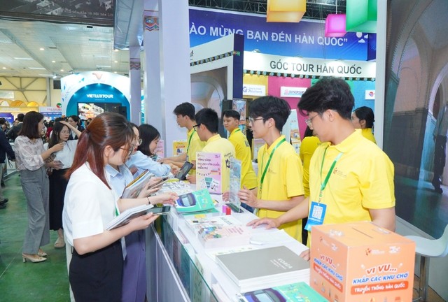 Người dân và du khách tìm hiểu, mua tour du lịch Hàn Quốc tại gian hàng KTO.