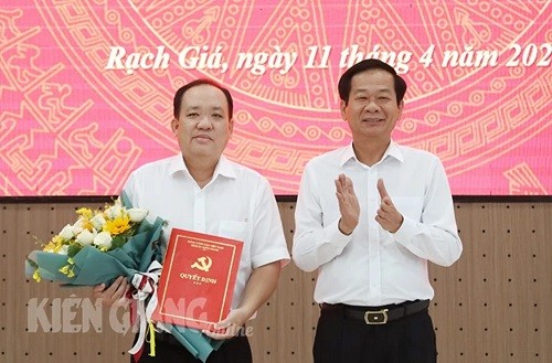 Bí thư Tỉnh ủy Kiên Giang Đỗ Thanh Bình trao quyết định, tặng hoa chúc mừng ông Nguyễn Thanh Phong. Nguồn: baokiengiang.vn