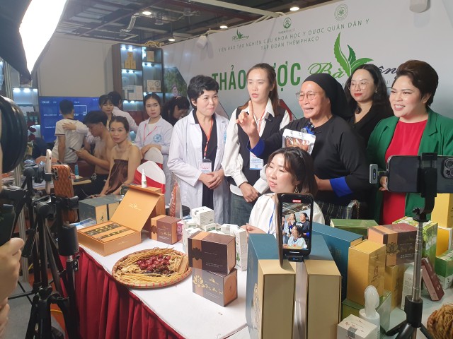 Phiên bán hàng livestream diễn ra tại Triễn lãm Xúc tiến thương mại và Kl99ok phiên bản mới Doanh nhân trẻ Việt Nam tối ngày 14/4