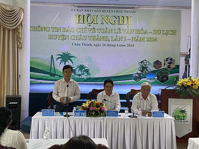 Ông Lê Phạm Hoàng Giàu, Trưởng phòng Thông tin - Báo chí - Xuất bản, Sở Thông tin và Truyền thông Bến Tre phát biểu tại buổi Họp báo