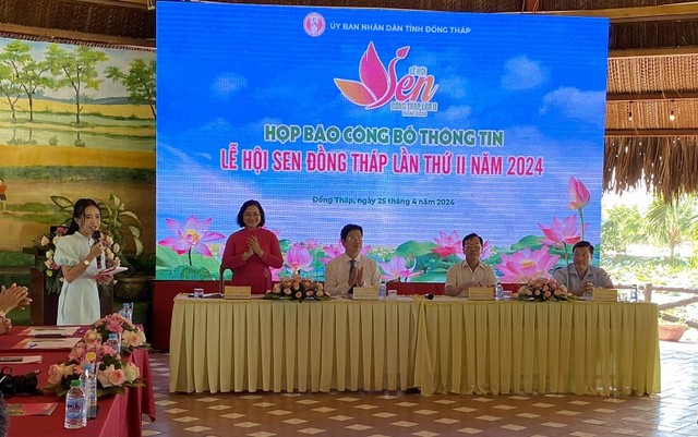 Bà Huỳnh Thị Hoài Thu - Giám đốc Sở Văn hóa Thể thao và Du lịch Đồng Tháp phát biểu tại buổi Họp báo