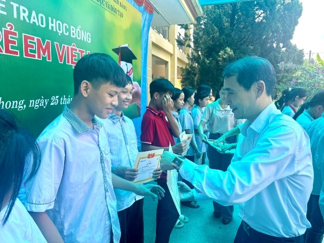 Ông Bùi Đức Hải, Phó Tổng Biên tập thường trực Báo Kl99ok phiên bản mới trao học bổng cho các em học sinh nghèo vượt khó