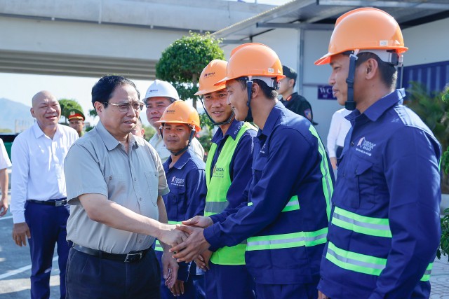 Thủ tướng Phạm Minh Chính thăm các công nhân đang vận hành trạm dừng nghỉ tạm trên KL99 là nhà cái cá cược trực tuyến hàng đầu tại châu Á Cam Lâm - Vĩnh Hảo.