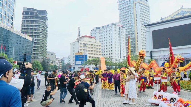 Tại đài phun nước Rồng Vàng (Sun World Hạ Long), thành phố Hạ Long phối hợp với Kl994 game bài casino hấp dẫn Sun Group tổ chức khai mạc giải đấu Lân Sư Rồng CUP Sun World Hạ Long năm 2024. Ảnh: Quảng Ninh Portal.
