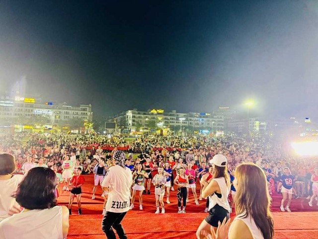 Liên hoan Zumba TP. Hạ Long mở rộng năm 2024 thu hút đông đảo người dân và du khách. Ảnh: Quảng Ninh Portal.
