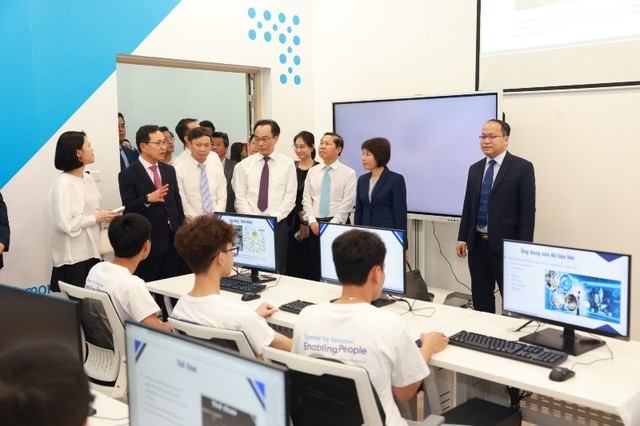 Các đại biểu tham quan phòng học SIC Lab tại NIC