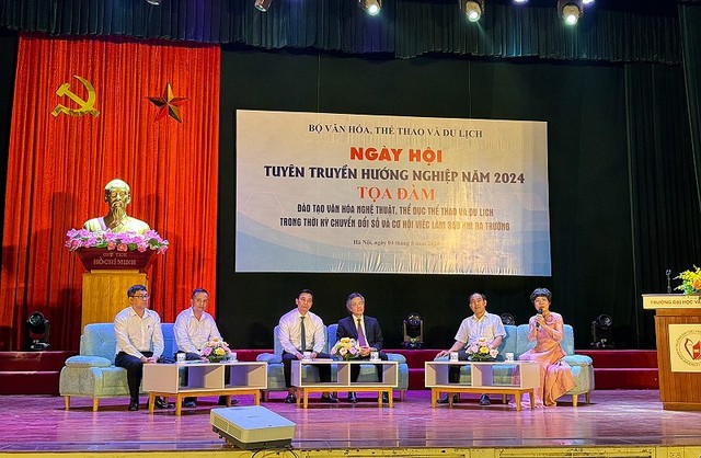 Tọa đàm “Đào tạo văn hoá nghệ thuật, thể dục thể thao và du lịch trong thời kỳ chuyển đổi số và cơ hội việc làm sau khi ra trường”. (Ảnh: Nguyễn Linh)