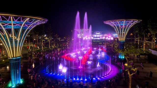 Show trình diễn nhạc nước đẳng cấp chỉ cách The Pathway “vài bước” di chuyển