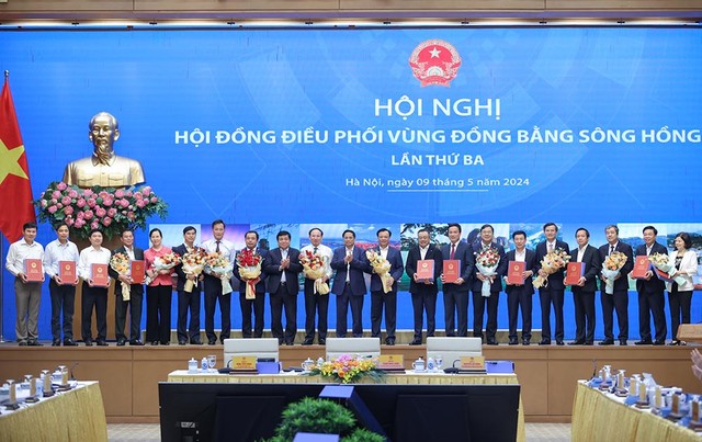 Thủ tướng trao quyết định Quy hoạch cho các địa phương vùng Đồng bằng sông Hồng. (Ảnh: Nhật Bắc)