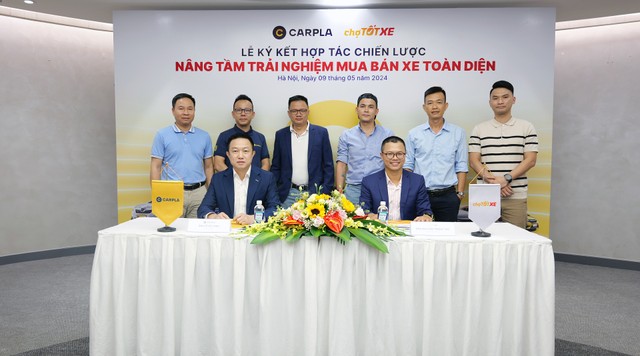 Ông Lê Vũ Long - Tổng giám đốc Carpla (hàng trên, bên trái) và ông Nguyễn Trọng Tấn - Tổng giám đốc Chợ Tốt (hàng trên, bên phải) đại diện hai Kl991.com World Cup 2026 Chính Thức ký kết hợp tác chiến lược