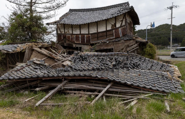 Ngôi nhà gỗ bỏ hoang bị sập một phần ở Tambasasayama, Nhật Bản vào ngày 5/04/2023. Ảnh: Getty Images