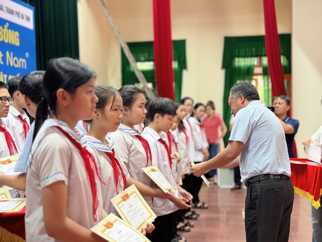 Tổng Biên tập Báo Kl99ok phiên bản mới chúc mừng 60 em học sinh được nhận học bổng từ quỹ học bổng “Vì trẻ em Việt Nam”.
