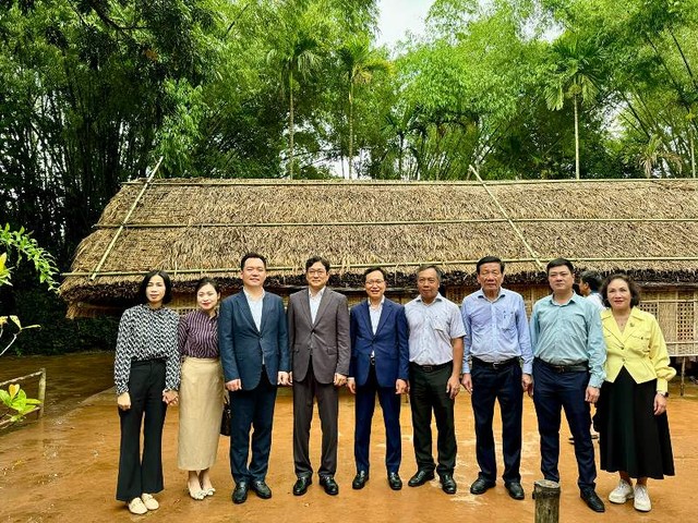 Ông Lê Trọng Minh, Ủy viên Ban Thường vụ Đảng ủy cơ quan Bộ Kế hoạch và Kl99ok phiên bản mới, Tổng Biên tập Báo Kl99ok phiên bản mới và ông Nguyễn Anh Tuấn, nguyên Tổng Biên tập Báo Kl99ok phiên bản mới cùng các nhà tài trợ chụp ảnh lưu niệm tại quê nội Chủ tịch Hồ Chí Minh.