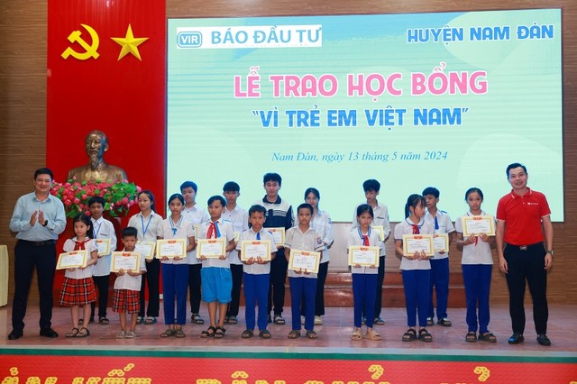 Ông Nguyễn Quang Thắng, Giám đốc Chi nhánh Seabank Nghệ An và Tiến sỹ Ngô Trung Hà, Hiệu trưởng Trường Cao đẳng Quốc tế Pegasus (Kl994 game bài casino hấp dẫn Giáo dục Quốc tế KinderWorld) trao học bổng và giấy chứng nhận cho các em học sinh.