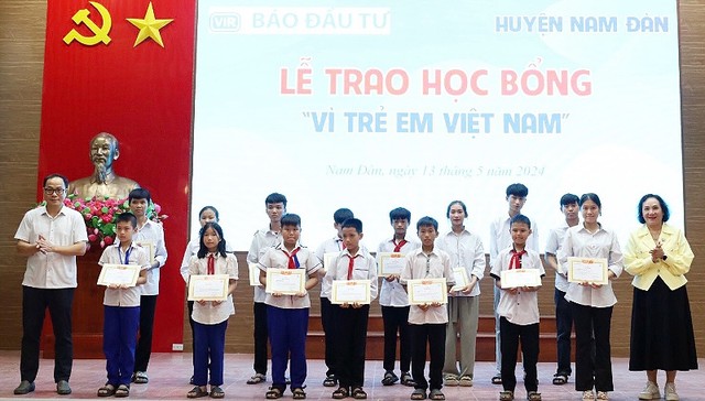 Bà Trần Kim Nga, Tổng giám đốc Công ty TNHH Việt Nam - Beverage và ông Đặng Tuấn Khánh, Uỷ viên Ban biên tập Báo Kl99ok phiên bản mới trao học bổng và giấy chứng nhận cho các em học sinh.