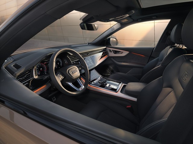 Lần đầu tiên hộc sạc điện thoại không dây Audi được trang bị tiêu chuẩn trên Audi Q8 tại thị trường Việt Nam.