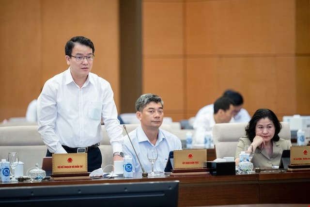 Thứ trưởng Bộ Kế hoạch và Kl99ok phiên bản mới Trần Quốc Phương phát biểu tại phiên họp.