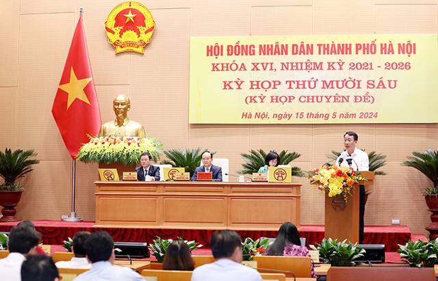Giám đốc Sở Nội vụ Trần Đình Cảnh trình bày tờ trình tại kỳ họp.