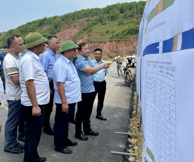 Bộ trưởng Nguyễn Chí Dũng cùng đoàn công tác thăm Dự án đường ven biển từ Nghi Sơn (Thanh Hoá) đến Cửa Lò (Nghệ An). (Ảnh: MPI)