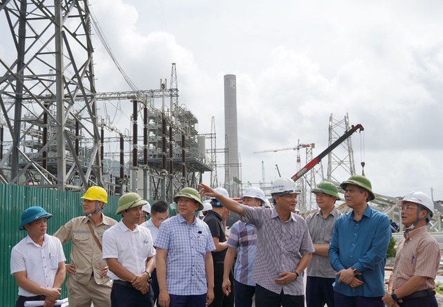 Chủ tịch UBND tỉnh Quảng Bình Trần Thắng (áo xanh lam) kiểm tra thực địa công tác thi công Dự án Đường dây 500kV mạch 3 Quảng Trạch - Quỳnh Lưu