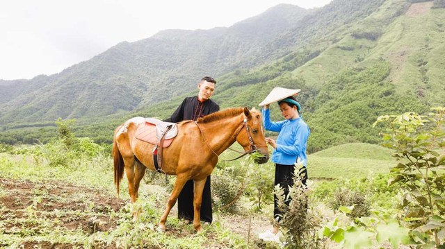 Du khách trải nghiệm bên đỉnh Mã Thàu Sơn (xã Hải Sơn, TP Móng Cái, tỉnh Quảng Ninh) trong trang phục truyền thống của đồng bào Sán Chỉ. Du lịch cộng đồng, du lịch bản địa đang được nhiều địa phương vùng đồng bào dân tộc thiểu số miền núi thực hiện. Ảnh: Thu Hằng