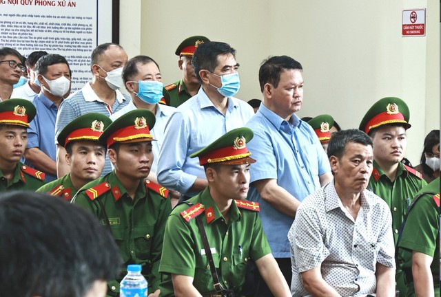 Các bị cáo tại phiên xét xử sơ thẩm, Tòa án Nhân dân tỉnh Lào Cai.