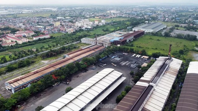 Một góc nhà xưởng luyện thép, cán thép do Công ty Thép Cửu Long thuê sử dụng.