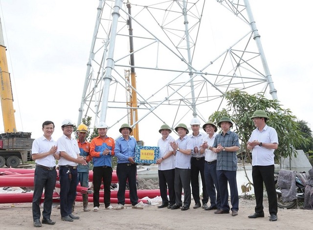 Phó chủ tịch thường trực UBND tỉnh Thái Bình và các đồng chí lãnh đạo tỉnh, huyện Quỳnh Phụ tặng quà động viên công nhân đang thi công trên công trường đường điện 500 kV địa phận xã Đông Hoàng.