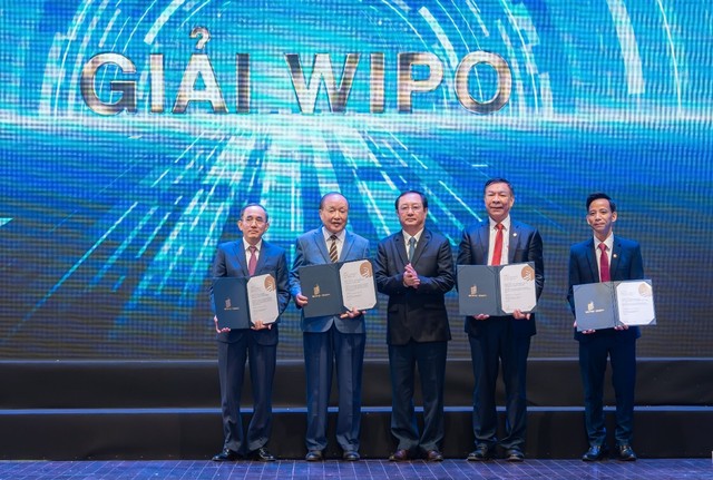 Chủ tịch HĐQT Kl994 game bài casino hấp dẫn Phenikaa – PGS. TS Hồ Xuân Năng – Chủ nhiệm công trình &amp; GS. TSKH Trần Vĩnh Diệu – Đồng Chủ nhiệm còn đạt giải Công trình xuất sắc do Tổ chức Sở hữu trí tuệ Thế giới (WIPO- Liên hợp quốc) trao tặng/ Nguồn: Phenikaa Group
