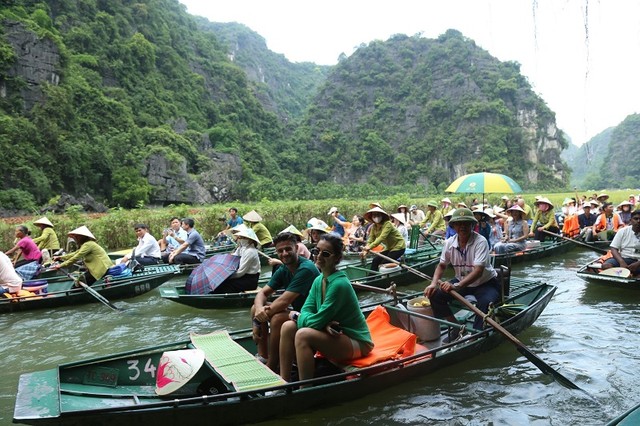 Đông đảo khách du lịch trong nước và quốc tế trải nghiệm không khí ngày mùa. Ảnh: Minh Đường