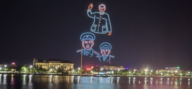 Biểu diễn ánh sáng trong chương trình nghệ thuật tại lễ kỷ niệm - Ảnh: Minh Phong