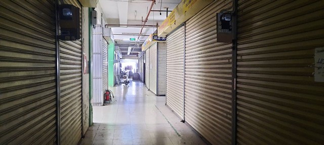 Trong khu vực Nhà lồng 2 - Trung tâm Thương mại Cái Khế có rất nhiều lô sạp đóng cửa do buôn bán ế ẩm