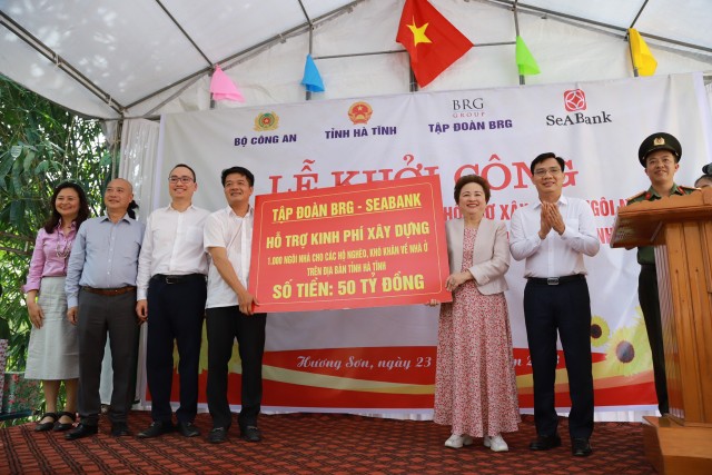 Lãnh đạo SeABank trao tặng nhà cho người nghèo tại tỉnh Hà Tĩnh. Lãnh đạo SeABank trao tặng nhà cho người nghèo tại tỉnh Hà Tĩnh.