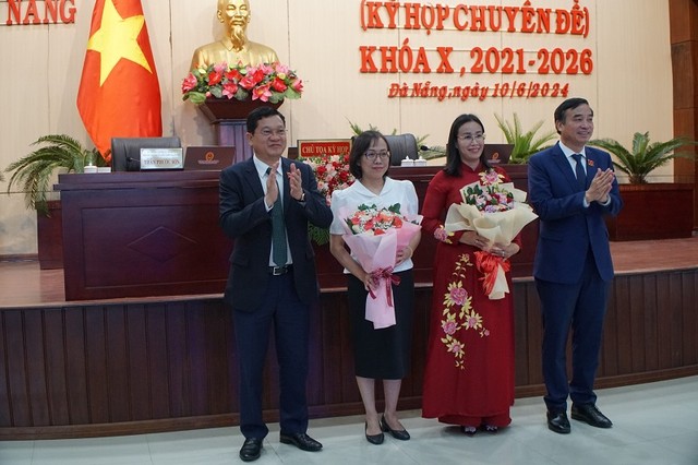 Bà Nguyễn Thị Anh Thi (áo đỏ) giữ chức Phó chủ tịch UBND Thành phố Đà Nẵng.