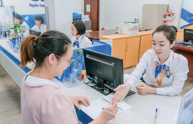 Khách hàng đang giao dịch tại CB