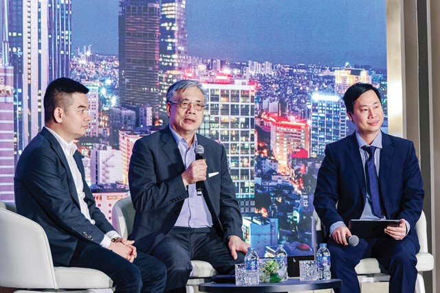 PGS.TS Trần Đình Thiên (giữa) thảo luận cùng các chuyên gia về khu Đông - vùng động lực mới của TP.HCM