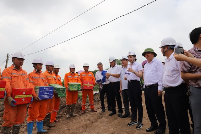 Phó chủ tịch UBND tỉnh Thái Bình Nguyễn Quang Hưng và Chủ tịch HĐTV EVNNPC Đỗ Nguyệt Ánh động viên người lao động tại Tổ xung kích PC Bắc Kạn tại vị trí cột 207 đường dây 500kV mạch 3, huyện Quỳnh Phụ, Thái Bình