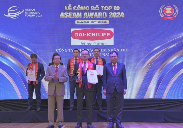 Ông Yoshihito Takahama - Phó tổng giám đốc điều hành kiêm Phó tổng giám đốc hành chính tổng hợp Dai-ichi Life Việt Nam, nhận danh hiệu “Top 10 Kl991.com World Cup 2026 Chính Thức Tiêu biểu ASEAN 2024”được tổ chức tại Singapore vào ngày 18/5/2024
