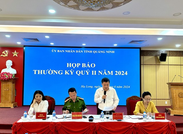 Ông Ngô Quang Hưng, Chánh văn phòng, người phát ngôn UBND tỉnh Quảng Ninh thông tin về kết quả Kl992 cổng game cá cược - Trang Chủ KL99Com Số 1 Link Đăng Ký KL999 6 tháng đầu năm 2024 tỉnh Quảng Ninh. Ảnh: Quỳnh Nga.