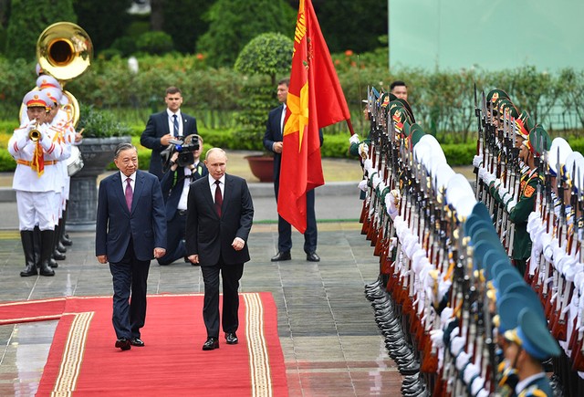 Chủ tịch nước Tô Lâm và Tổng thống Putin duyệt Đội danh dự Quân đội Nhân dân Việt Nam.